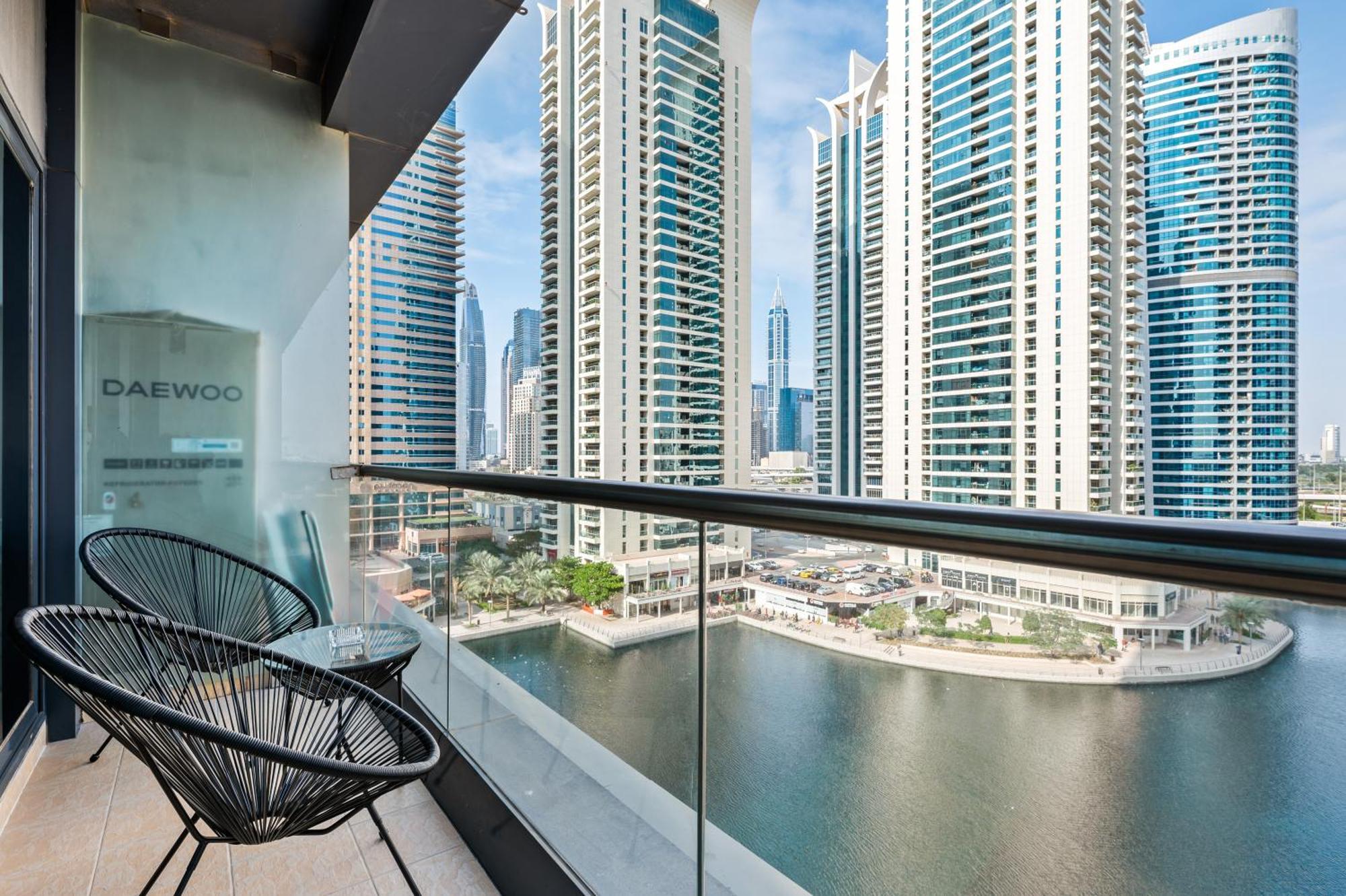 Upscale Studio Full Lake View In Goldcrest View Tower Дубай Экстерьер фото